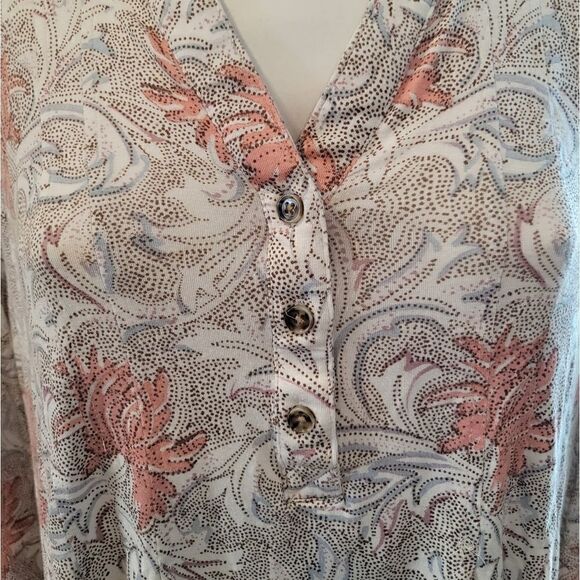 PLUS Floral Wondely Blouse  - Picture 2 of 7